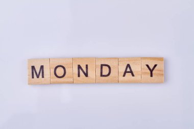 Antika tahta küpler ve siyah harflerle yazılmış Mondey kelimesi. Çalışma günü konsepti.