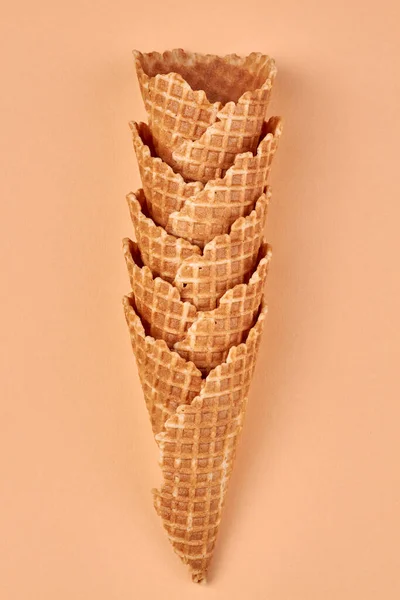 Вид Сверху Сбор Пустых Конусов Мороженого Цветном Фоне Концепция Питания — стоковое фото