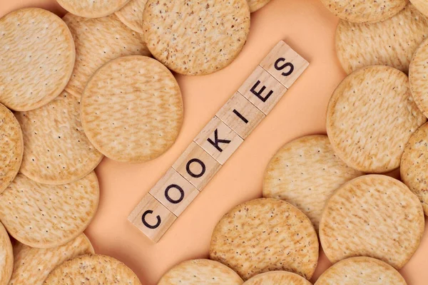 Primer Plano Muchas Deliciosas Galletas Redondas Cubos Madera Con Cookies — Foto de Stock