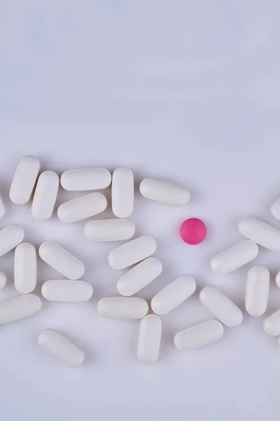 Top View Szórt Orvosi Tabletták Ellen Fehér Háttér Gyógyszerészeti Háttér — Stock Fotó