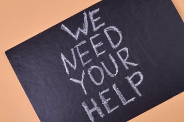 El yazması tebeşir yazması. Siyah karatahtada yardımınıza ihtiyacımız var. Kapatın..