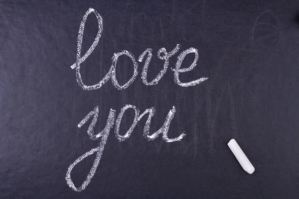 Seni Seviyorum Yazısını Siyah Taş Arka Plandaki Tebeşiri Aşk Mesajı — Stok fotoğraf