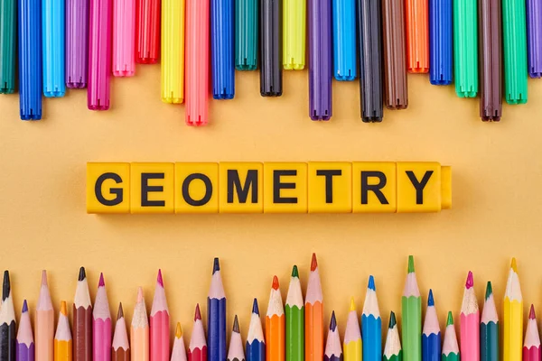 Слово Geometry Написане Пластикових Кубиках Рамці Кольорових Шкільних Приладдя Концепція — стокове фото