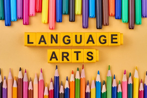 Renk Arkaplanındaki Sarı Küplere Dil Sanatı Yazıları Eğitim Kavramı — Stok fotoğraf