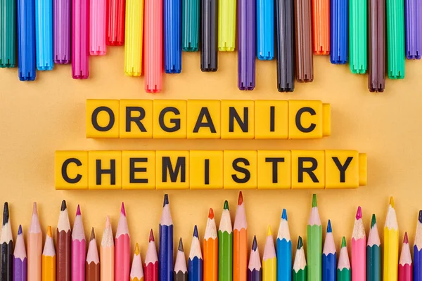 Inscrição Química Orgânica Escrita Cubos Amarelos Contra Fundo Cor Conceito — Fotografia de Stock
