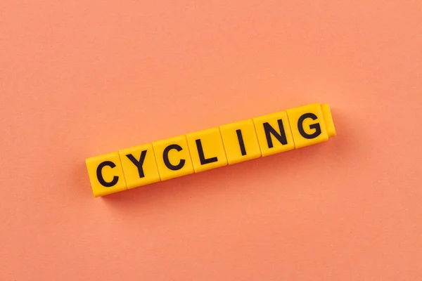 Sarı Küplere Yazılan Kelime Döngüsü Renk Arkaplanına Karşı Bisiklet Sürme — Stok fotoğraf