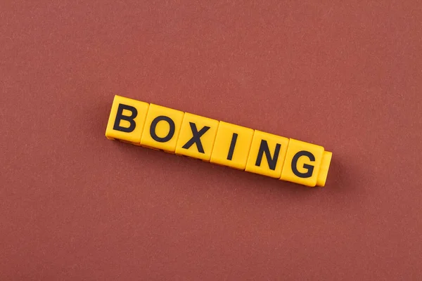 Palavra Boxe Escrito Cubos Amarelos Contra Fundo Marrom Tema Desporto — Fotografia de Stock