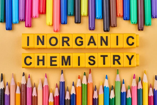 Inscrição Química Inorgânica Feita Partir Cubos Coloridos Sobre Fundo Amarelo — Fotografia de Stock