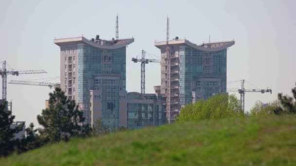 Pelouse Verte Immeubles Bureaux Modernes Ville Européenne Vue Panoramique Architecture — Video