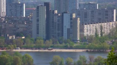 Nehrin arkasındaki gökdelenlerin ve şehir binalarının manzarası. Modern Avrupa kasabası. Manzaralı şehir manzarası.