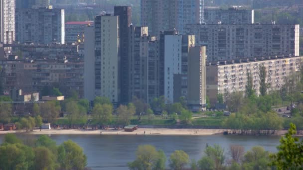 Vista Dei Grattacieli Degli Edifici Cittadini Dietro Fiume Moderna Città — Video Stock