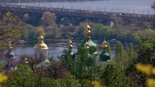 Όμορφη Θέα Της Άνοιξης Του Μοναστηριού Vydubychi Και Του Ποταμού — Αρχείο Βίντεο