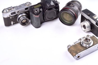 Eski model fotoğraf makineleri ve fotokopi alanı. Kameraların ve amaçların koleksiyonu.