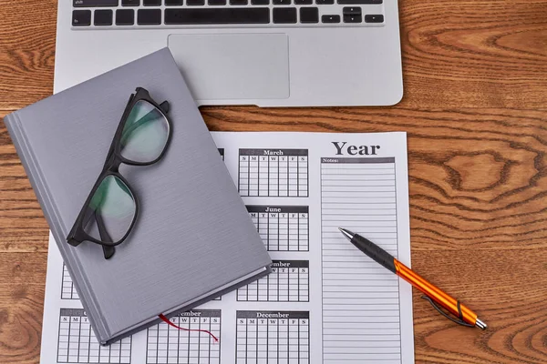 Top View Platte Lay Jaar Zakelijke Kalender Met Notitieblok Bril — Stockfoto