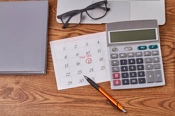 Концепція Спланованого Податкового Дня Зверху Калькулятор Ручкою Окулярами — стокове фото