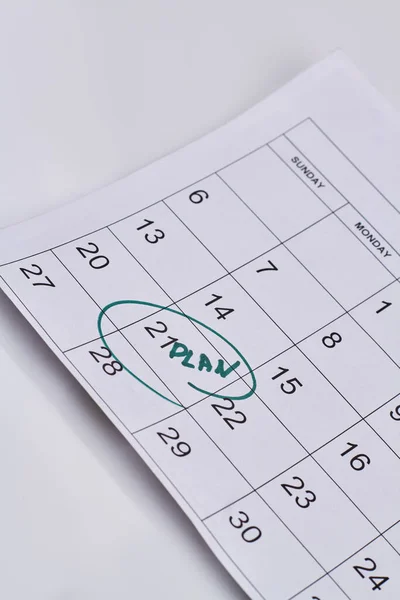 Giorno Piano Sparo Verticale Segnato Nel Calendario Sfondo Bianco Vista — Foto Stock