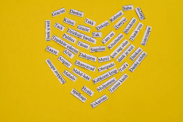 Καρδιά Φτιαγμένη Από Πολλές Ευχαριστήριες Λέξεις Πολλές Διαφορετικές Γλώσσες Απομονωμένα — Φωτογραφία Αρχείου