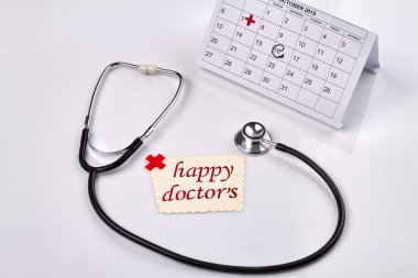 Mutlu doktorlar günü konsepti. Steteskop ve Ekim takvimi. Beyaz arkaplanda izole.