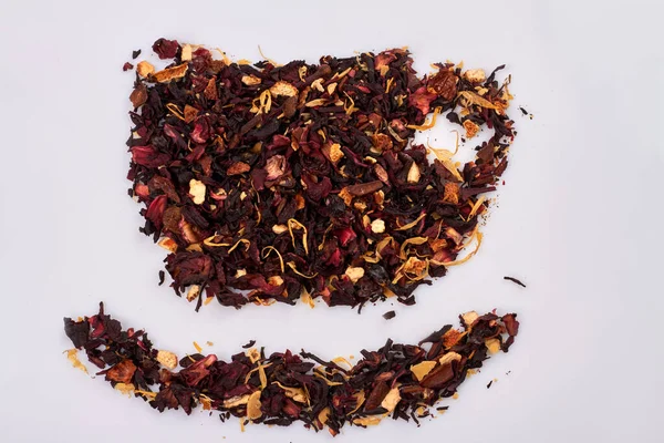 Çay Fincanı Şeklinde Birçok Kuru Amber Yaprağı Beyaz Arkaplanda Izole — Stok fotoğraf