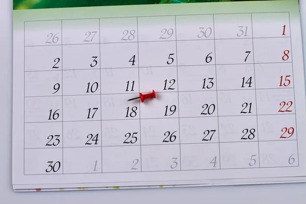 Spinotto Rosso Disteso Calendario Mese Bianco Segnalazione Giorno Appuntamento Evento — Foto Stock