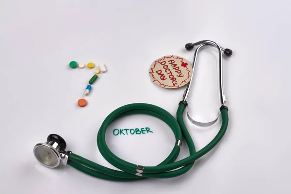 Renkli Masaları Beyaz Arka Planda Hapları Olan Steteskop Doktorlarla Selamlaşma — Stok fotoğraf