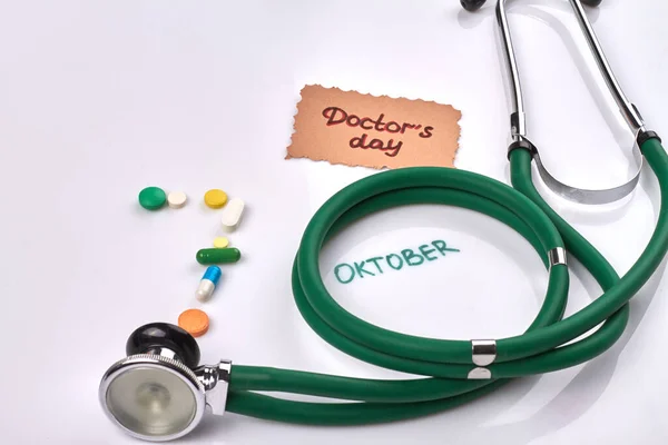 Beyaz Yüzeyinde Haplar Tabletlerle Steteskop Ekim Ayında Doktorların Günü — Stok fotoğraf