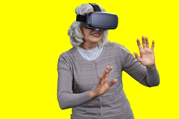 Stara Szczęśliwa Biała Kobieta Goglach Wirtualnej Rzeczywistości Starsza Pani Gra — Zdjęcie stockowe