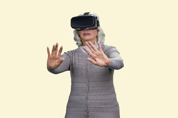 Yaşlı Kadın Sanal Gerçeklik Kulaklığını Takarken Şok Oldu Beyaz Arkaplanda — Stok fotoğraf