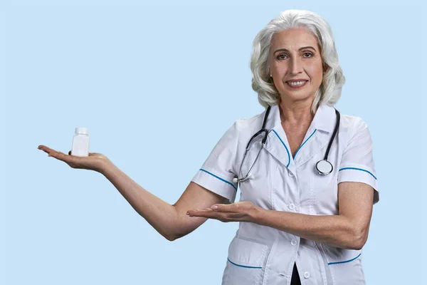 Senior Doctor Presenting Pills Standing Light Blue Background People Medicine — Stock Photo, Image