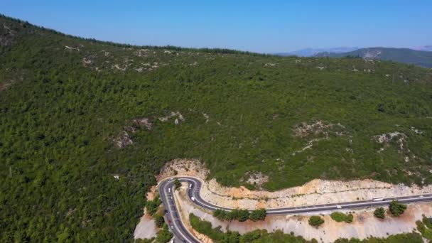 Vista Aérea Panorámica Carretera Asfalto Las Laderas Boscosas Las Montañas — Vídeos de Stock