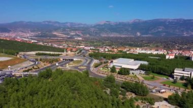 Avrupa 'nın yol trafiği, hızlı hareket. İHA 'dan hava görüntüsü. Arkaplanda dağlar.
