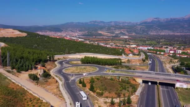 Araçlarla Çapraz Yol Trafiğini Gösteren Hava Aracı Görüntüsü Şehrin Iyi — Stok video