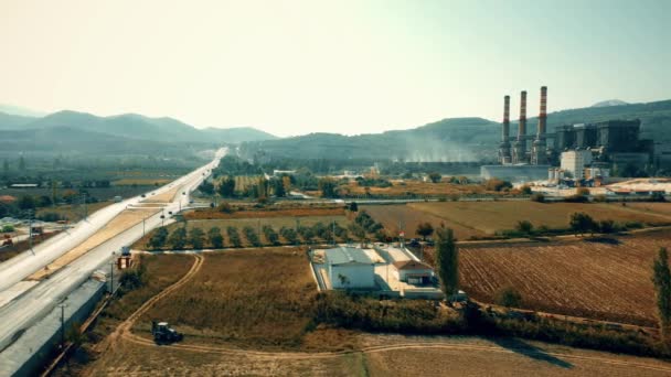 Вид Воздуха Сельскую Дорогу Сельскохозяйственные Поля Промышленный Завод Горы Заднем — стоковое видео