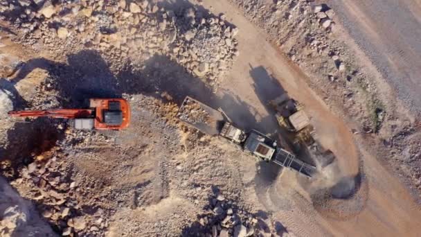 在采石场工作的重型机械从上面俯瞰 采矿业 — 图库视频影像