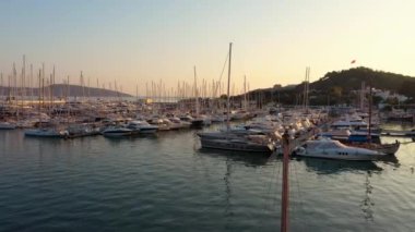 Türkiye 'de Bodrum limanının yelkenli tekneleriyle manzarası çok güzel. Güzel liman manzarası ve gün batımında tekneler..