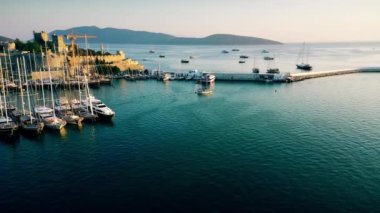 Türkiye 'de Bodrum, marina limanı ve Ege Denizi' ndeki antik şatonun havadan görünüşü. İnsansız hava aracından güzel deniz manzarası.