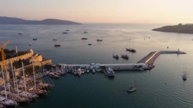 Bodrum, Türkiye 'deki Marina ve Kale. İHA 'dan hava panoramik görüntüsü. Avrupa 'ya seyahat.