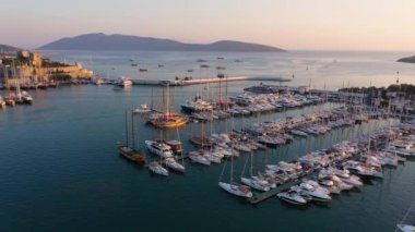 Limanda demirli teknelerle sakin mavi deniz. Türkiye 'nin Bodrum kentinin panoramik manzarası. Güzel deniz manzarası.