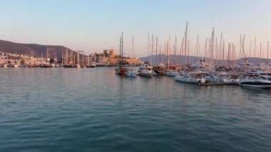 Ege Denizi 'nin hava aracı görüntüsü, tekneler ve Aziz Peter' ın ortaçağ şatosu. Bodrum, Türkiye.