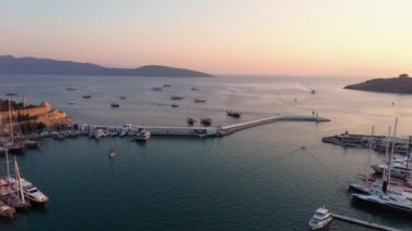 Deniz manzarası, antik şato, liman ve tekneler. Bodrum, Türkiye 'nin İHA' sından hava görüntüsü. Türkiye 'ye Hoşgeldiniz.