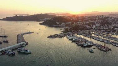 Bodrum kasabası ve limandaki teknelerin günbatımı görüntüleri. Akdeniz kıyısındaki tatil köyünün güzel hava manzarası.