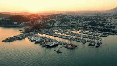Deniz, liman, tekne ve şehir mimarisinin hava aracı görüntüsü. Türkiye 'nin Bodrum tatil beldesinin görkemli manzarası.
