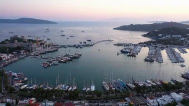 Gün batımında Bodrum körfezi ve Aziz Peter kalesi. Sakin mavi denizde yüzen tekneler. İHA 'dan hava görüntüsü.