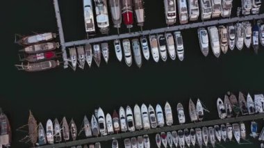 Limanın üst manzarasında turkuaz su yüzeyinde bir sürü tekne var. Ulaşım ve seyahat kavramı.