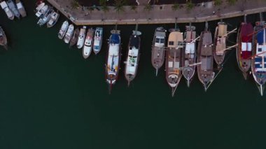 Ege Denizi kıyısındaki çeşitli teknelerin havadan görüntüsü. Türkiye 'nin Bodrum limanı.
