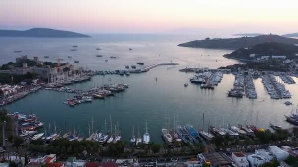 Bahía Bodrum Antiguo Castillo San Pedro Atardecer Barcos Flotando Tranquilo — Vídeo de stock