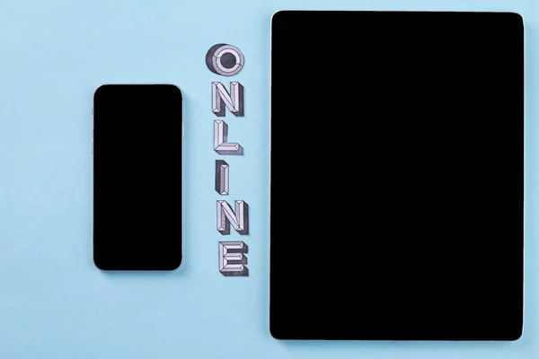 Smartphone Tablet Μπλε Φόντο Επίπεδη Lay Online Έννοια — Φωτογραφία Αρχείου
