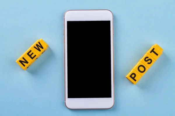 Płaskie Leżał Nowa Koncepcja Post Niebieskim Tle Zbliżenie Wyłączony Smartfon — Zdjęcie stockowe