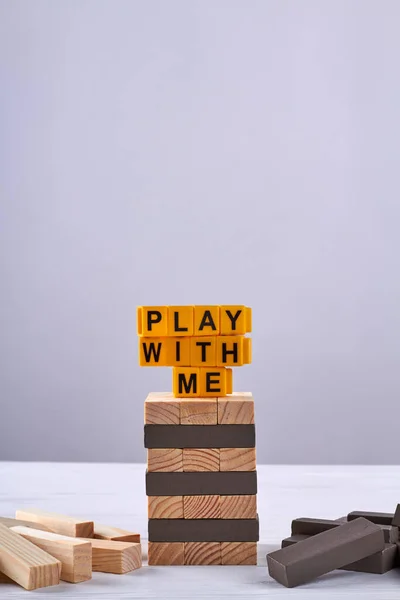 コピースペースと木製ブロックの垂直ショットスタック 私と遊ぶコンセプト — ストック写真
