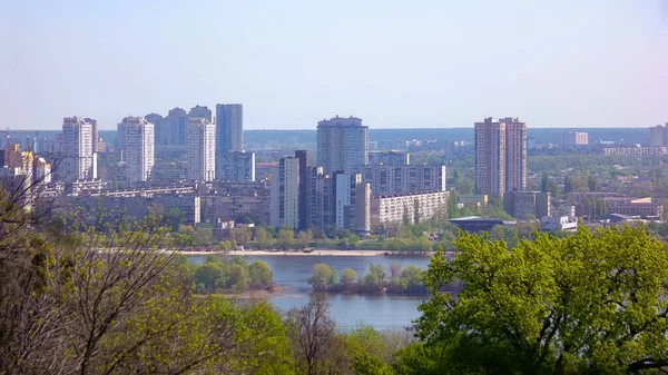 Nehrin Arkasındaki Modern Şehrin Panoramik Manzarası Nehir Kenarındaki Yüksek Binalarla — Stok fotoğraf